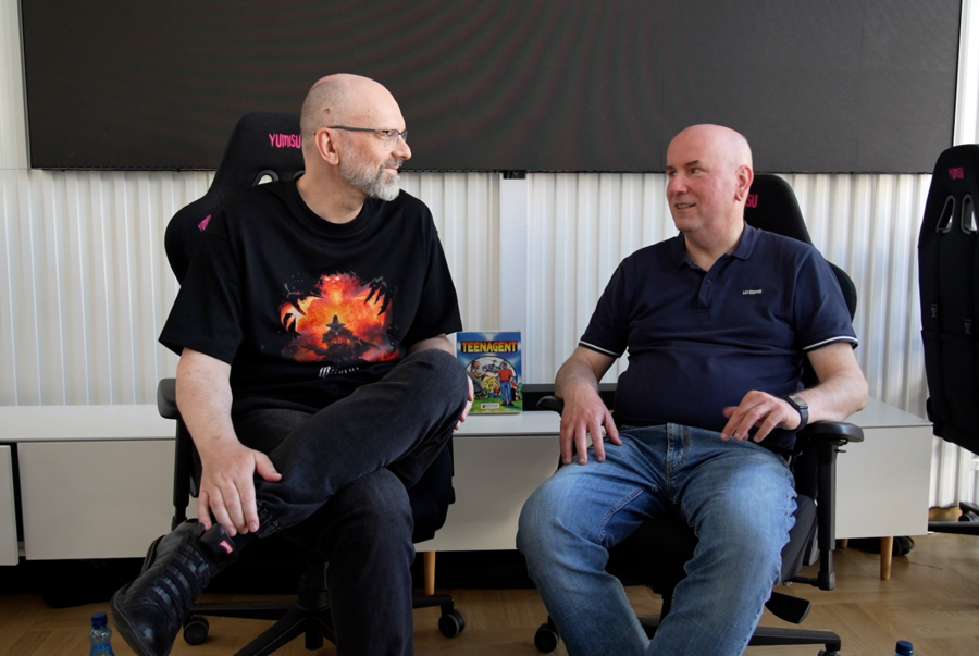 Adrian Chmielarz and Piotr Mańkowski are sitting on chairs and talking about the industry.
