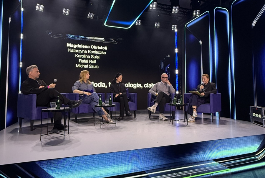 Paneliści siedzą na ciemnej scenie, a za ich plecami są wyświetlone nazwiska: Katarzyna Konieczka, Rafał Reif, Karolina Sulej, Michał Szulc, Magdalena Christofi.