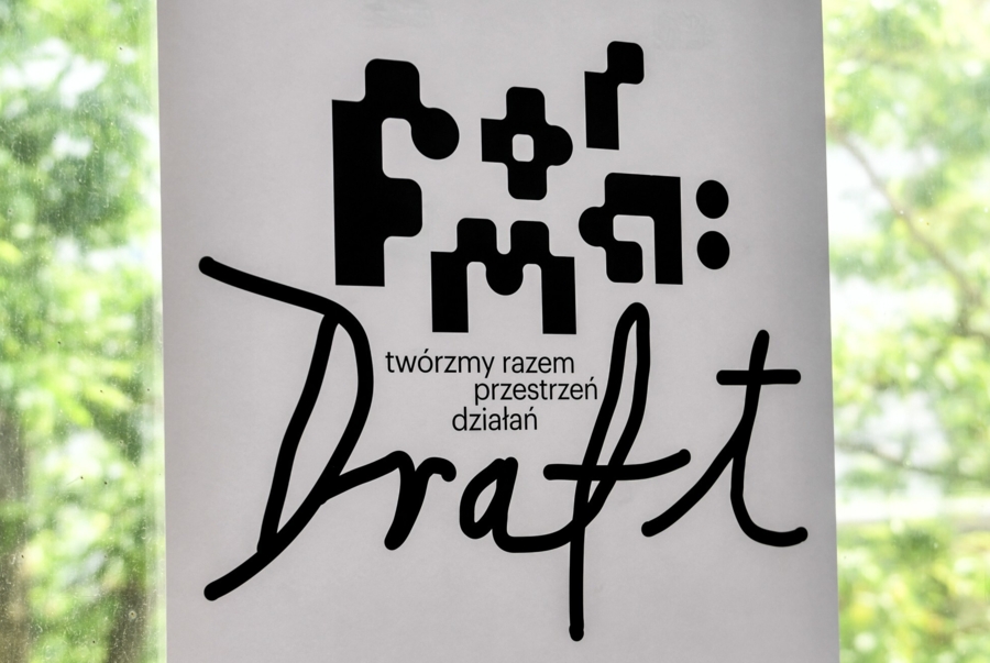Biały plakat z napisem Forma: Draft, twórzmy razem przestrzeń działań