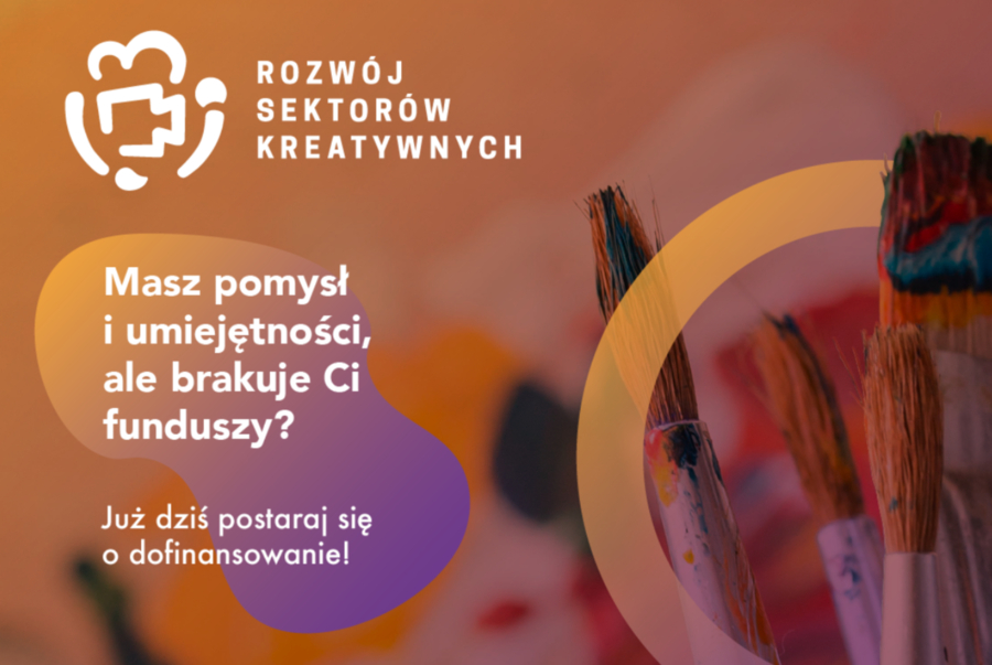 Grafika promocyjna programu „Rozwój Sektorów Kreatywnych” na fioletowo-pomarańczowym tle. W lewym górnym rogu znajduje się białe logo z napisem: „ROZWÓJ SEKTORÓW KREATYWNYCH”. Po lewej stronie, na ciemnopurpurowych kształtach, umieszczono białe hasła: „Masz pomysł i umiejętności, ale brakuje Ci funduszy?” oraz „Już dziś postaraj się o dofinansowanie!”. Po prawej stronie widoczne jest zdjęcie pędzli malarskich zanurzonych w kolorowej farbie, ujęte w przezroczysty, złoty łuk.