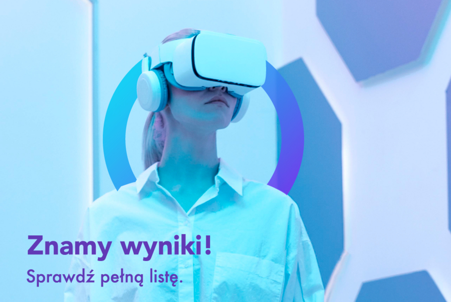 Kobieta w okularach VR, na którą narzucono niebieski filtr. Obok niej są loga programów PWGW i RSK, a pod nią CRPK i MKiDN-u