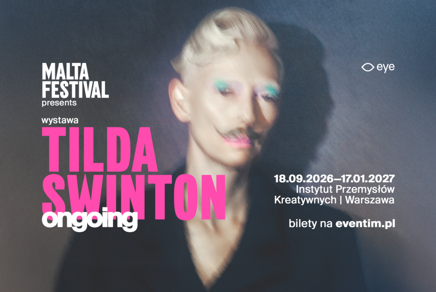 Plakat wydarzenia artystycznego z portretem Tildy Swinton o jasnych włosach, wyrazistym kolorowym makijażu oczu i stylizowanym wąsiku. Po lewej stronie znajduje się duży, różowy napis „TILDA SWINTON” przysłonięty białym słowem „ongoing” oraz logo „MALTA FESTIVAL presents wystawa”. Po prawej stronie widnieją szczegóły wydarzenia: data 18.09.2026–17.01.2027, miejsce „Instytut Przemysłów Kreatywnych | Warszawa” oraz informacja o sprzedaży biletów w serwisie eventim.pl.
