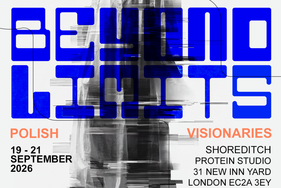 Plakat wydarzenia „Beyond Limits: Polish Visionaries”. W centralnej części widnieje czarno-biała postać w długim płaszczu z efektem cyfrowego zakłócenia (glitch), na którą nałożono duży, niebieski napis „BEYOND LIMITS” oraz pomarańczowy tekst „POLISH VISIONARIES”. Plakat zawiera informacje o dacie (19–21 września 2026 r.), miejscu (Protein Studio w Londynie) oraz logotypy partnerów w dolnej części.