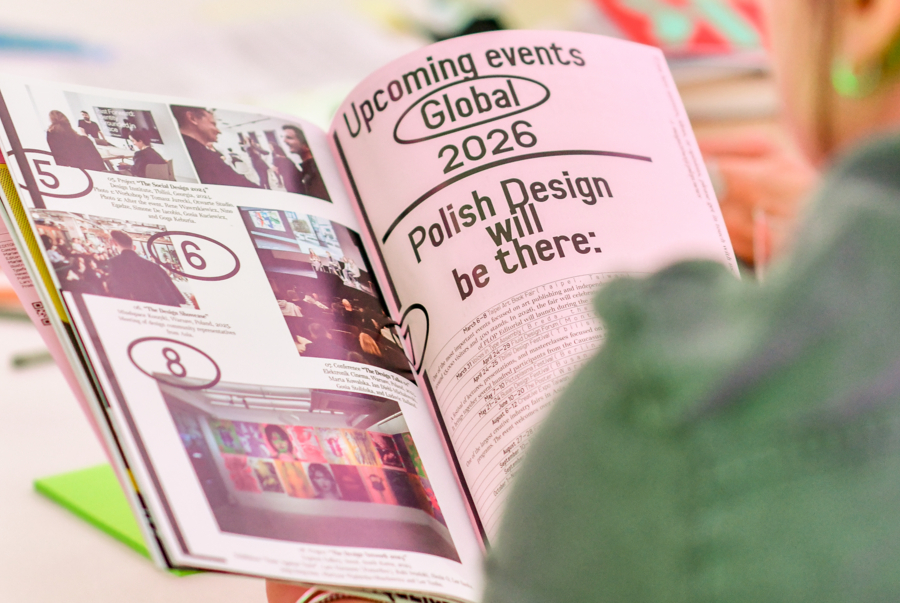 Osoba przeglądająca otwartą broszurę informacyjną z nagłówkiem „Upcoming events Global 2026 Polish Design will be there:”.