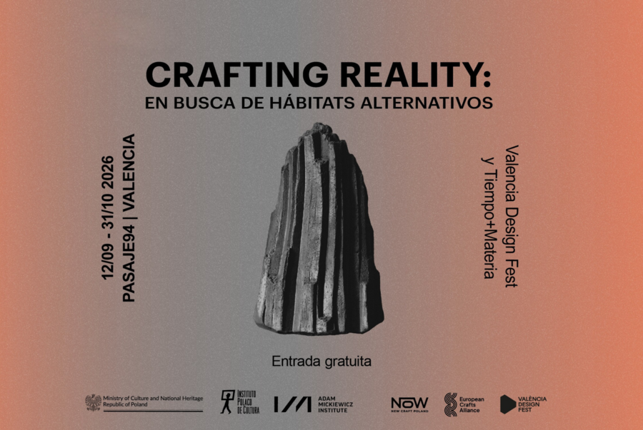 Grafika promocyjna wydarzenia o tytule „CRAFTING REALITY: EN BUSCA DE HÁBITATS ALTERNATIVOS” (Hiszpański: W poszukiwaniu alternatywnych siedlisk). W centrum znajduje się ciemna, rzeźbiona, wielościenna bryła o surowej teksturze. Po lewej stronie pionowy tekst z datami „12/09 – 31/10 2026” oraz lokalizacją „PASAJE94 | VALENCIA”. Po prawej stronie pionowy tekst: „Valencia Design Fest” oraz „y Tiempo+Materia”. Tło to gradient przechodzący od taupe/szarości do koralowego różu.