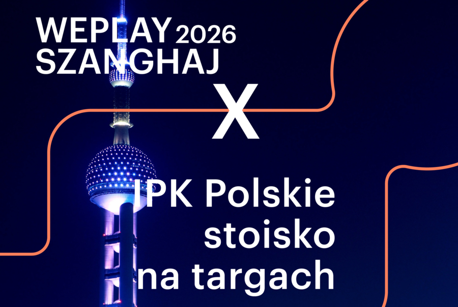 Plakat z napisem „WEPLAY 2026 SZANGHAJ X IPK Polskie stoisko na targach” na tle nocnej panoramy Szanghaju z niebiesko oświetloną wieżą Perła Orientu.
