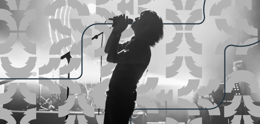 Czarno-białe zdjęcie kobiety w słuchawkach na uszach z efektem glitch, wkomponowane w pomarańczowo-czarne tło z motywem graficznym.